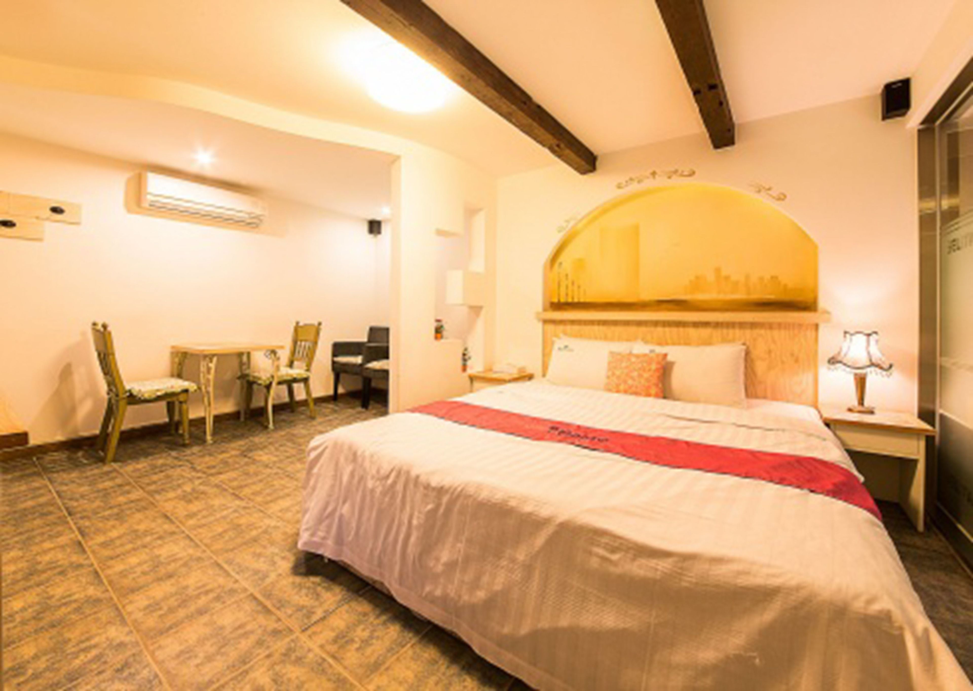 Standard Studio (Provence) | Individually decorated, individually furnished, free WiFi