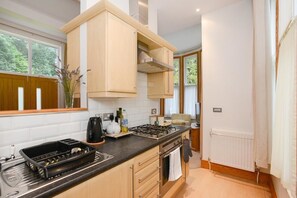 Departamento | Cocina privada | Refrigerador con congelador, microondas, horno y parrilla de estufa