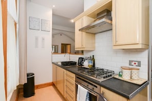 Departamento | Cocina privada | Refrigerador con congelador, microondas, horno y parrilla de estufa