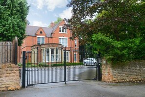 Vista frontal de la propiedad