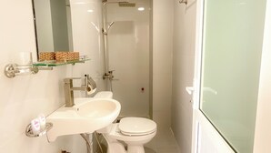 Dusche, Regendusche, kostenlose Toilettenartikel, Haartrockner