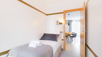 3 slaapkamers, een strijkplank/strijkijzer, gratis wifi, beddengoed