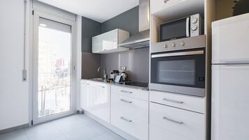 Een koelkast, een magnetron, een oven, een kookplaat