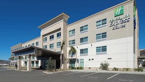 A Holiday Inn Express hotel with a modern design, featuring a flat roof and a prominent entrance. - Holiday Inn Express & Suites Murrieta by IHG (Murrieta)