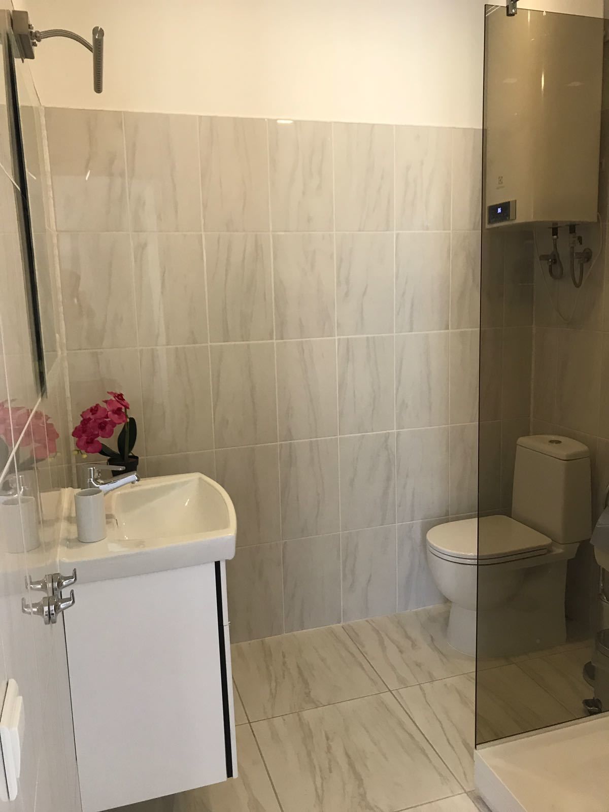 Estudio de diseñador | Baño | Regadera, amenidades de baño gratuitas, secadora de cabello, toallas 