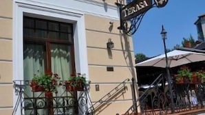 A building with a sign reading "TERASA" and a staircase leading to the entrance. - Pensiunea Nora (Timisoara)