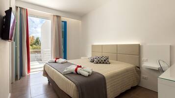 Dobbeltrom, balkong | Minibar, safe på rommet, skrivebord og blendingsgardiner