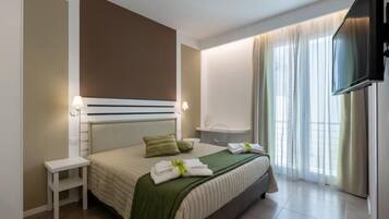 Kamar Double, balkon | Minibar, brankas, meja kerja, dan tirai kedap cahaya