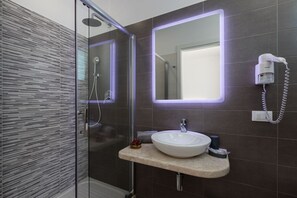 Quarto casal, sacada | Banheiro | Chuveiro, chuveiro com efeito de chuva, produtos de toalete grátis 