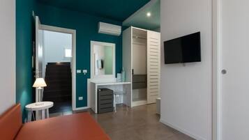 Kamar Quadruple, balkon | Minibar, brankas, meja kerja, dan tirai kedap cahaya