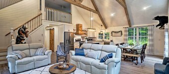 Hot Tub, Grill & Mtn Views! Benezette Cabin