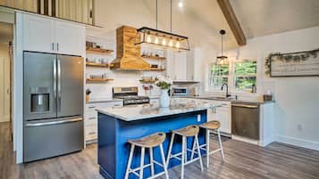 Fridge, microwave, stovetop, dishwasher