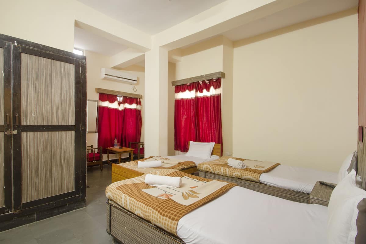 Basic Triple Room | Desk, free WiFi