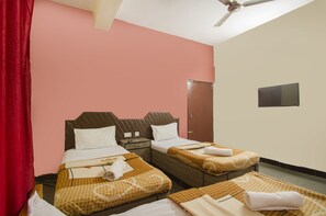 Habitación triple básica | Escritorio y wifi gratis