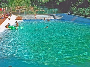 Piscine extérieure (ouverte en saison), parasols de plage
