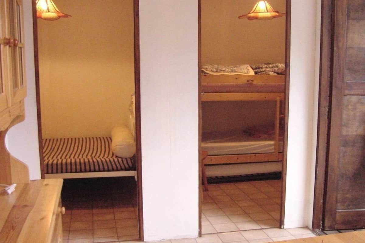 2 bilik tidur, dihias secara berasingan