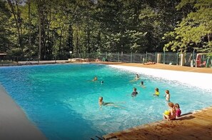 Piscine extérieure (ouverte en saison), parasols de plage