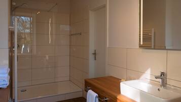 Chambre Double | Salle de bain | Douche, sĂšche-cheveux, serviettes fournies, savon