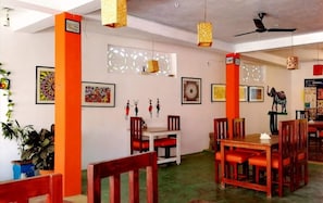 Restaurant - Rajalakshmi Guest House (Tirukalukundram)