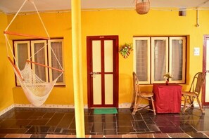 TV - Rajalakshmi Guest House (Tirukalukundram)