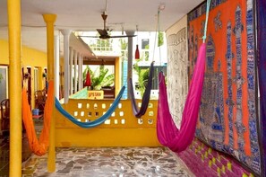 Terrace/patio - Rajalakshmi Guest House (Tirukalukundram)