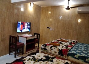 Family Deluxe Room (AC) - Rajalakshmi Guest House (Tirukalukundram)