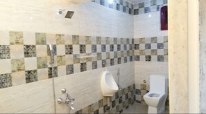 Deluxe-Vierbettzimmer | Badezimmer | Dusche, kostenlose Toilettenartikel, Handtücher