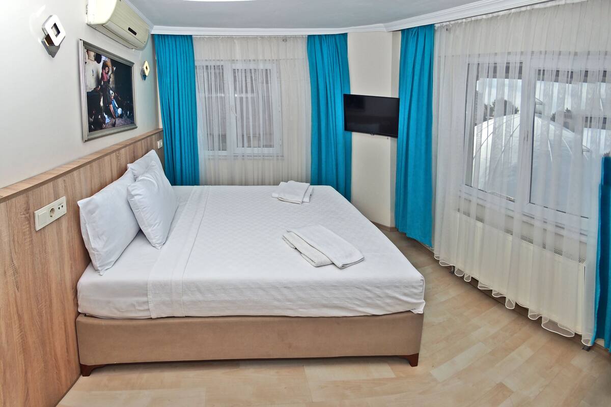 Sengetøy av topp kvalitet, minibar, safe på rommet og skrivebord