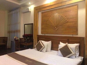 Desk, free WiFi - Hotel Luxury (Hai Phong)