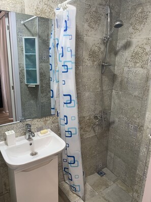Estudi en suite urbà | Bany | Dutxa, articles de tocador gratuïts, assecador de cabells i tovalloles 