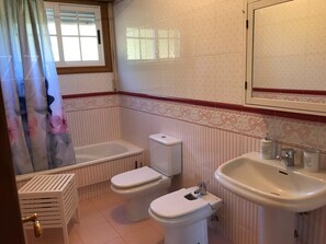 Combined shower/tub, free toiletries, hair dryer, towels - Villa Pazos, close to Playa América, and Bayona, Porto do Molle (Nigrán)
