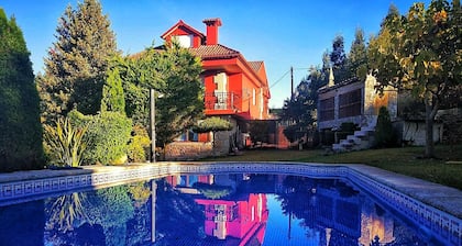 Zentrale Villa mit Pool, Klimaanlage, Garten, kostenfreiem WLAN und Geschäften