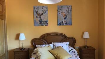 4 slaapkamers, een bureau, een strijkplank/strijkijzer, gratis wifi