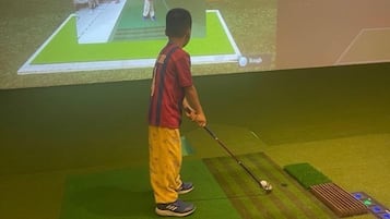 Indoor golf driving range