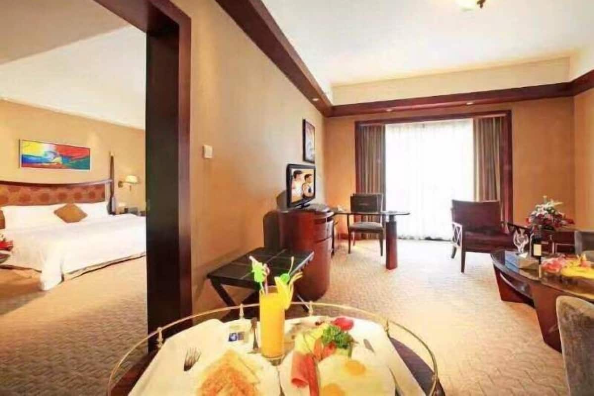 1 bedroom, premium bedding, down comforters, in-room safe