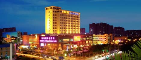 A szálláshely homlokzata – este/éjszaka