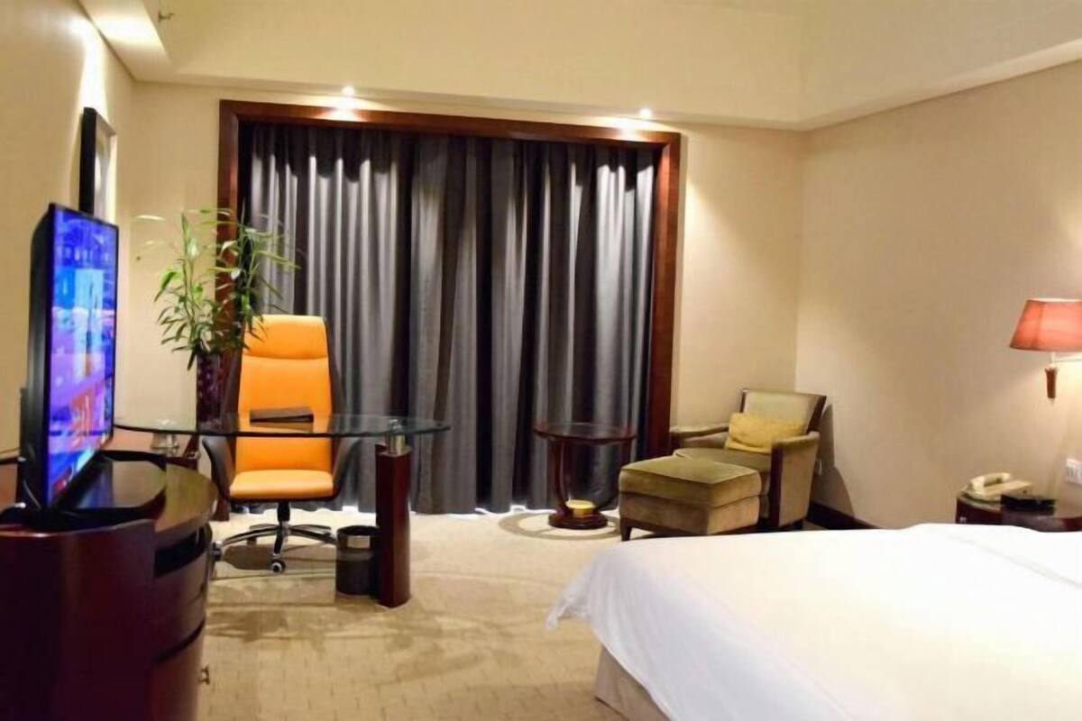 1 bedroom, premium bedding, down duvets, in-room safe