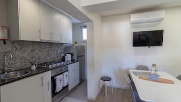 Family Apartment, 3 Bedrooms, Ground Floor | Private kitchen | Fridge, microwave, oven, stovetop