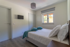 Familienapartment, 3 Schlafzimmer, Erdgeschoss | 3 Schlafzimmer, Schreibtisch, schallisolierte Zimmer