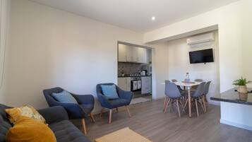 Familie appartement, 3 slaapkamers, op benedenverdieping | Privékeuken | Een koelkast, een magnetron, een oven, een kookplaat