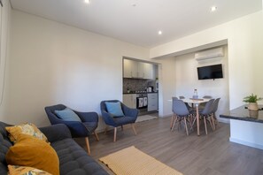 Apartemen Keluarga, 3 kamar tidur, lantai dasar | Dapur pribadi | Lemari es, microwave, oven, dan kompor