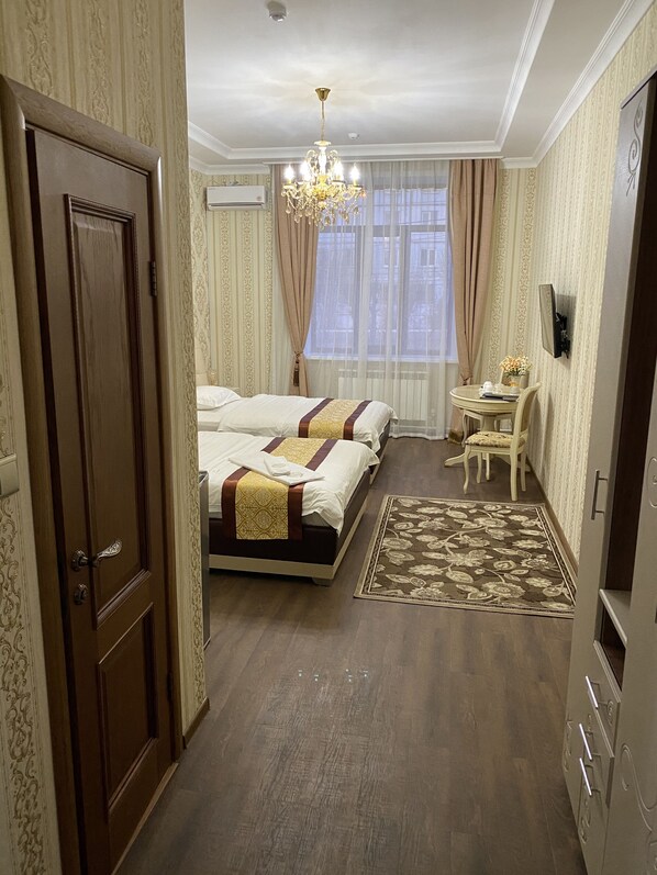 Superior Twin Room | Minibar, soundproofing, free WiFi, bed sheets