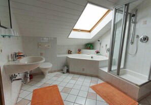 Apartment (Suite Obergeschoss) | Bathroom | Shower, hair dryer, towels, toilet paper - Gästehaus Walter (Offenbach an der Queich)