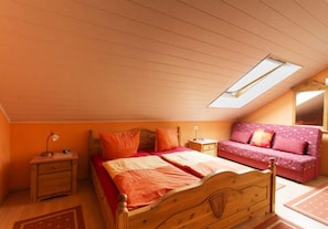 Apartment (Suite Obergeschoss) | Individually decorated, individually furnished, laptop workspace - Gästehaus Walter (Offenbach an der Queich)