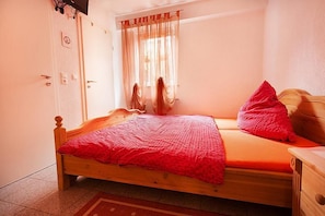Twin Room (Gartengeschoss) | Individually decorated, individually furnished, laptop workspace - Gästehaus Walter (Offenbach an der Queich)