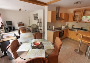 Apartment (Suite Gartengeschoss) | Living area | TV - Gästehaus Walter (Offenbach an der Queich)
