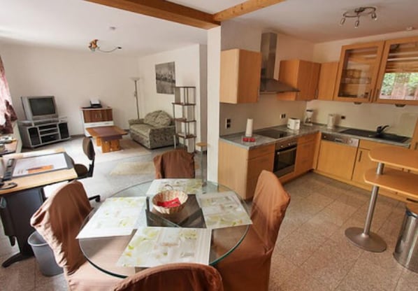 Apartment (Suite Gartengeschoss) | Living area | TV - Gästehaus Walter (Offenbach an der Queich)