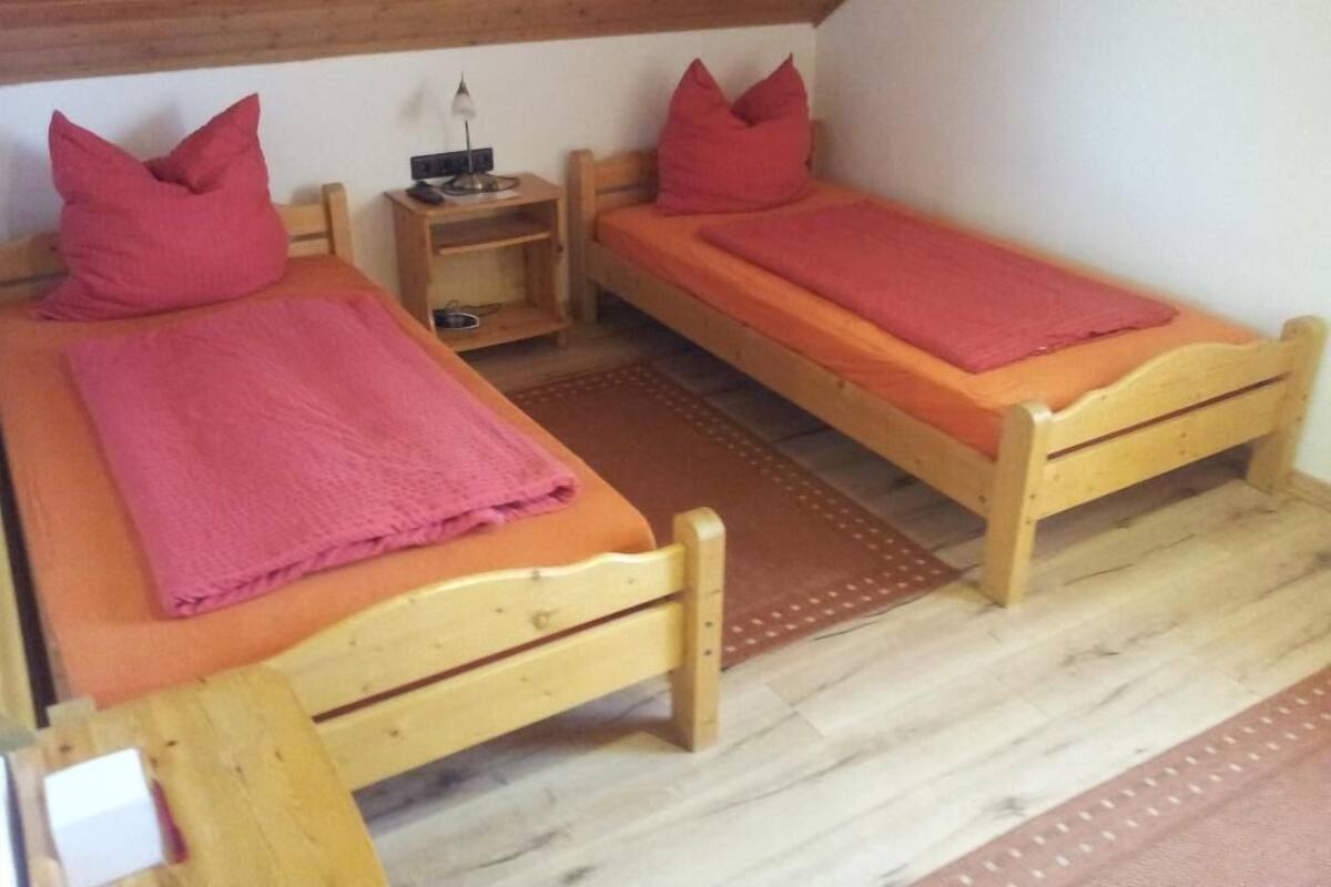 Twin Room (Obergeschoss) | Laptop workspace, iron/ironing board (on request), WiFi (free)