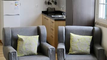 Apartamento superior, vista para o rio | Cozinha privada | Geladeira, micro-ondas, fogão, cooktop