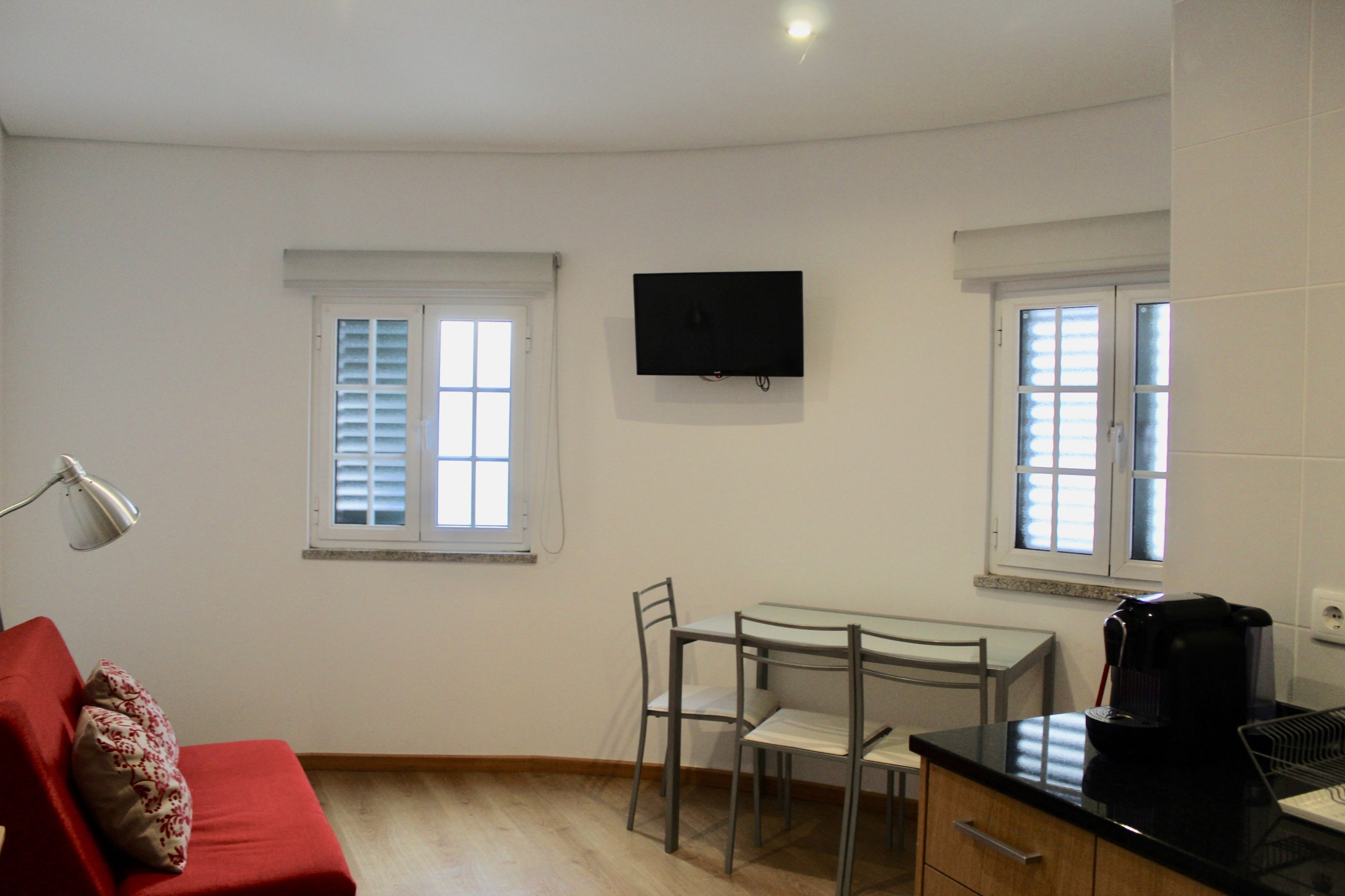 Apartamento standard, vista para a cidade | Cozinha privada | Geladeira, micro-ondas, fogão, cooktop